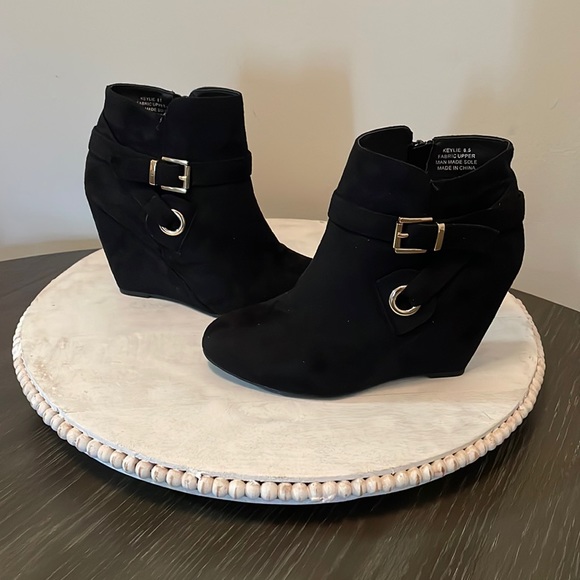 Shoes - Unique black and gold booties